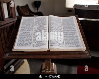 Bibel am Rednerpult in einer Kirche Stockfoto