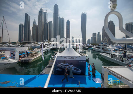 Dubai, Vereinigte Arabische Emirate. 4. März 2014. Yachten und Boote sind auf dem Dubai international Boat Show 2014 auf der Dubai International Marine Club, Dubai, Vereinigte Arabische Emirate, am 4. März 2014 statt gesehen. Die Show beginnt am Dienstag hat 430 Boote Wert von 1,8 Milliarden Dirham oder 490,8 Millionen Dollar auf dem Display inmitten steigenden Zinsen von wohlhabenden Yacht-Liebhaber aus dem Ausland. © Pan Chaoyue/Xinhua/Alamy Live-Nachrichten Stockfoto