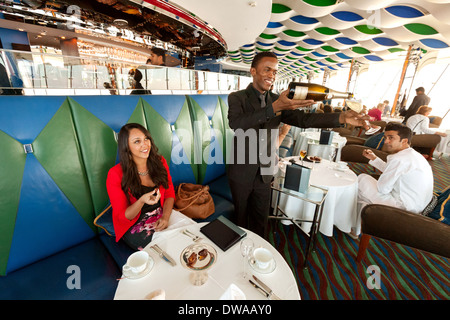 Ein Kellner gießt Champagner für einen Gast, der Skyview Bar, Burj Hotel al Arab, Dubai, Vereinigte Arabische Emirate, naher Vereinigte Arabische Emirate, Osten Stockfoto