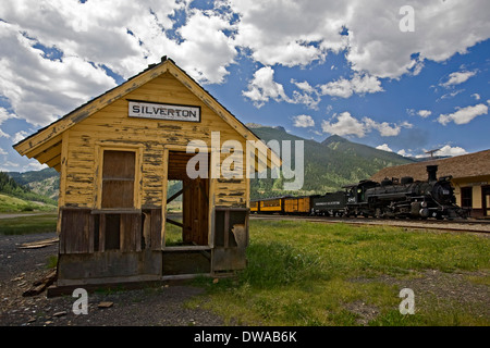 Verlassene Ticket Haus und Zug, Durango & Silverton Narrow Gauge Railroad Depot, Silverton, Colorado USA Stockfoto