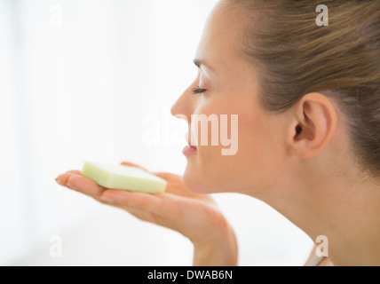 Junge Frau riechende Seife Stockfoto