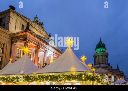 Weihnachtsmarkt auf dem Gendarmenmarkt, französischer Dom, Stockfoto