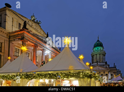 Weihnachtsmarkt auf dem Gendarmenmarkt, französischer Dom, Stockfoto