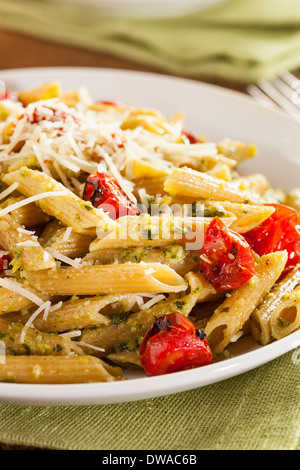 Leichte selbstgemachtem Pesto Pasta mit Parmesan und Tomaten Stockfoto