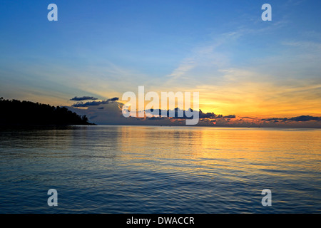 Farbenprächtigen Sonnenuntergang hatte Salat, Koh Phangan, Süd-Thailand. Bewegungsunschärfe auf Wasseroberfläche durch Langzeitbelichtung. Stockfoto