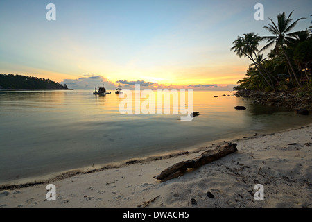Goldener Sonnenuntergang hatte Salat, Koh Phangan, Süd-Thailand. Bewegungsunschärfe auf Wasseroberfläche durch Langzeitbelichtung. Stockfoto