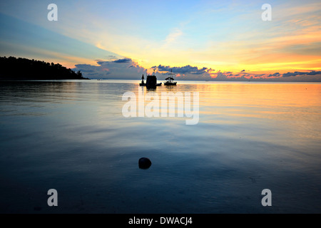 Farbenprächtigen Sonnenuntergang hatte Salat, Koh Phangan, Süd-Thailand. Bewegungsunschärfe auf Wasseroberfläche durch Langzeitbelichtung. Stockfoto
