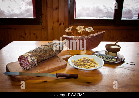 Recoaro Terme, Cesare Battisti oder Gazza Zuflucht, traditionelles Essen, Soppressa und bigoli Stockfoto