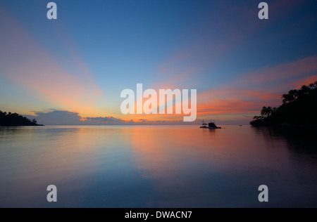 Farbenprächtigen Sonnenuntergang hatte Salat, Koh Phangan, Süd-Thailand. Bewegungsunschärfe auf Wasseroberfläche durch Langzeitbelichtung. Stockfoto