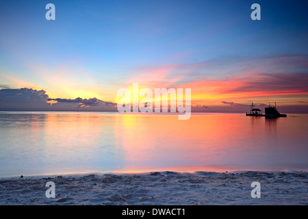 Farbenprächtigen Sonnenuntergang hatte Salat, Koh Phangan, Süd-Thailand. Bewegungsunschärfe auf Wasseroberfläche durch Langzeitbelichtung. Stockfoto