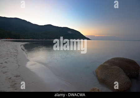 Goldener Sonnenuntergang und Bewegungsunschärfe Seelandschaft bei Ao Haad Khaud, Koh Phangan, Süd-Thailand. Stockfoto