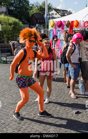 Partypeople in lustigen Kostümen bei street Parade, Zürich Stockfoto