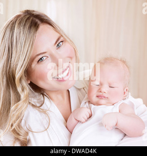 Closeup Portrait von niedlichen glückliche Mama Hände schön schlafenden Baby, Tagträume, liebevolle Familie, Glück Konzept festhalten Stockfoto