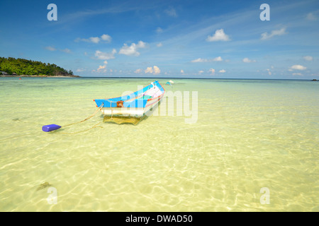 Boot schwimmt auf der atemberaubenden tropischen Meer hatte Salat, Koh Phangan, Süd-Thailand. Stockfoto