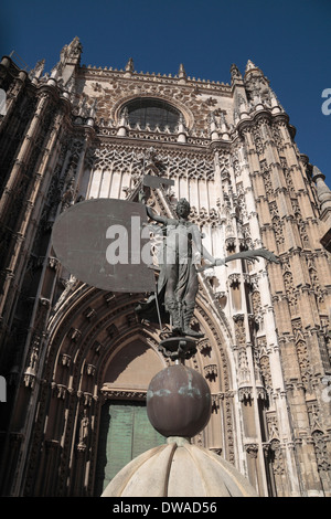 "Als Sieger Statue of Faith" Wetterfahne vor Eingang zur Kathedrale von Sevilla, Sevilla (Sevilla), Andalusien, Spanien. Stockfoto