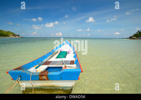 Boot schwimmt auf der atemberaubenden tropischen Meer hatte Salat, Koh Phangan, Süd-Thailand. Stockfoto