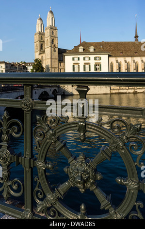 Wasser Kirche am Fluss Limmat, Grossmünster, Schweiz, Zürich, Stockfoto