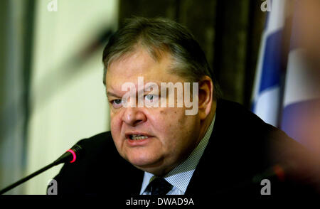 Athen, Griechenland. 4. März 2014. Griechischen Vizepremierminister und Außenminister Evangelos Venizelos befasst sich mit eine Pressekonferenz in Athen, Griechenland, 4. März 2014. Die griechische Ratspräsidentschaft der Europäischen Union verurteilt auf das Schärfste den Terroranschlag in der chinesischen Provinz Yunnan, Griechisch Vizepremierminister und Außenminister Evangelos Venizelos sagte Xinhua am Dienstag. Bildnachweis: Marios Lolos/Xinhua/Alamy Live-Nachrichten Stockfoto