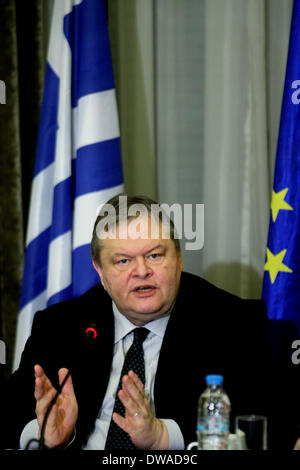 Athen, Griechenland. 4. März 2014. Griechischen Vizepremierminister und Außenminister Evangelos Venizelos befasst sich mit eine Pressekonferenz in Athen, Griechenland, 4. März 2014. Die griechische Ratspräsidentschaft der Europäischen Union verurteilt auf das Schärfste den Terroranschlag in der chinesischen Provinz Yunnan, Griechisch Vizepremierminister und Außenminister Evangelos Venizelos sagte Xinhua am Dienstag. Bildnachweis: Marios Lolos/Xinhua/Alamy Live-Nachrichten Stockfoto