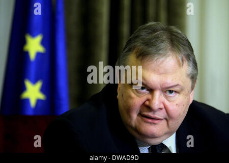 Athen, Griechenland. 4. März 2014. Griechischen Vizepremierminister und Außenminister Evangelos Venizelos befasst sich mit eine Pressekonferenz in Athen, Griechenland, 4. März 2014. Die griechische Ratspräsidentschaft der Europäischen Union verurteilt auf das Schärfste den Terroranschlag in der chinesischen Provinz Yunnan, Griechisch Vizepremierminister und Außenminister Evangelos Venizelos sagte Xinhua am Dienstag. Bildnachweis: Marios Lolos/Xinhua/Alamy Live-Nachrichten Stockfoto