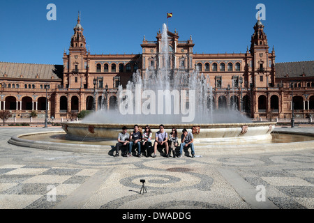 Gruppe, wobei ein Gruppenfoto vor dem Vicente Traver Brunnen in Plaza de España, Sevilla (Sevilla), Andalusien, Spanien. Stockfoto