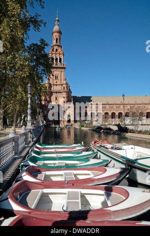 Blick auf den Nordturm des Pavillons bauen über Touristenboot in Plaza de España in Sevilla (Sevilla), Andalusien, Spanien. Stockfoto