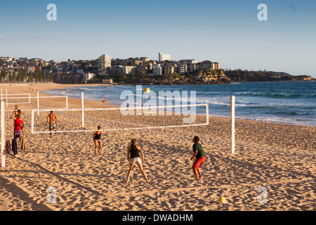 Männliche Steyne Nordstrand in der Morgendämmerung mit Frauen spielen Beach-Volleyball nördlichen Strände Sydney New South Wales NSW Australia Stockfoto