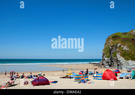 ein sonniger Tag am Strand Tolcarne in Newquay, Cornwall, UK Stockfoto