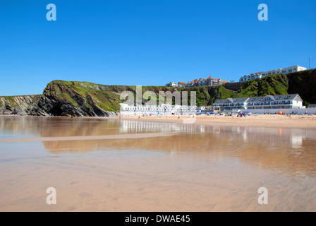 ein sonniger Tag am Strand Tolcarne in Newquay, Cornwall, UK Stockfoto