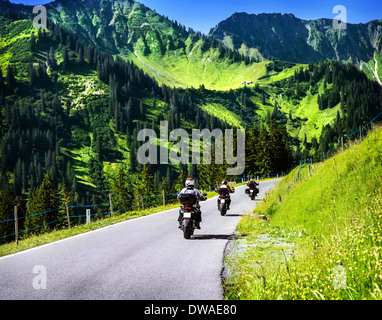 Gruppe von Bikern in alpinen Bergen reisen, Reiten auf bergigen Autobahn, extreme Lifestyle, Sommer Reisen und Abenteuer Stockfoto