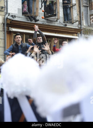 Binche, Belgien. 4. März 2014. Junge Menschen kämpfen, um Orangen, ausgelöst durch die Fastnacht (Fat Tuesday) Feier Teilnehmer in Binche, etwa 60 km südöstlich, Brüssel, Hauptstadt von Belgien, 4. März 2014 zu fangen. Gille ist die Symbolfigur des Binche Karnevals, die auf die repräsentative Liste des immateriellen Kulturerbes der Menschheit von der UNESCO im November 2003 eingeschrieben war. Bildnachweis: Xinhua/Alamy Live-Nachrichten Stockfoto
