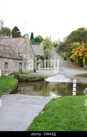 Ein Ford im Dorf Shilton in Oxfordshire. Stockfoto