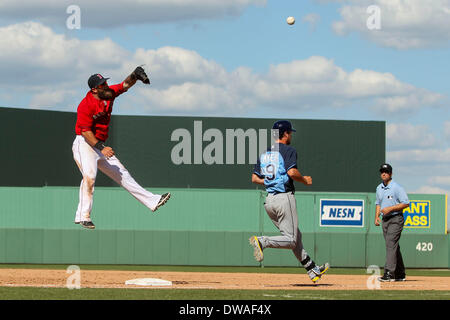 Fort Myers, Florida, USA. 4. März 2014. WILL VRAGOVIC | Zeiten. Tampa Bay Rays Recht Fielder Wil Myers (9) ist sicher am ersten Base als Boston Red Sox First Baseman Mike Napoli (12) im sechsten Inning der Boston Red Sox gegen die Tampa Bay Rays Spring Training Spiel bei JetBlue Park in Fort Myers, Florida am Dienstag, März gestürzt wird. 4, 2014. Die Strahlen schlagen die Red Sox 8 - 0. © Willen Vragovic/Tampa Bucht Times/ZUMAPRESS.com/Alamy Live-Nachrichten Stockfoto