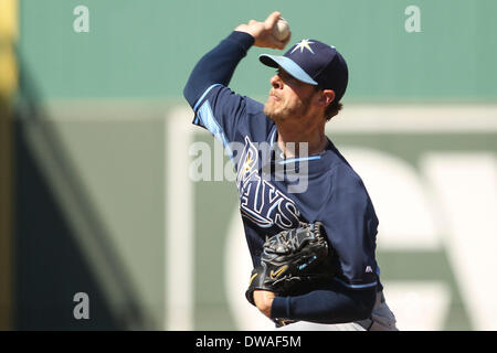 Fort Myers, Florida, USA. 4. März 2014. WILL VRAGOVIC | Zeiten. Tampa Bay Rays Relief Pitcher Mark Lowe (35) wirft im dritten Inning der Boston Red Sox gegen die Tampa Bay Rays Spring Training Spiel bei JetBlue Park in Fort Myers, Florida am Dienstag, März. 4, 2014. Die Strahlen schlagen die Red Sox 8 - 0. © Willen Vragovic/Tampa Bucht Times/ZUMAPRESS.com/Alamy Live-Nachrichten Stockfoto