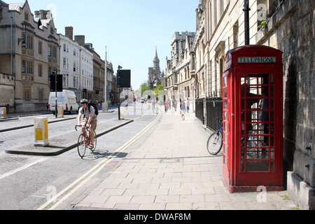 Oxford High Street mit einer typischen roten Telefonzelle Stockfoto