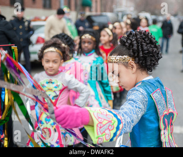 Multikulturelle Studenten führen ihre Irish Step Dancing Routinen am St. Patricks Day Parade in Queens in New York Stockfoto
