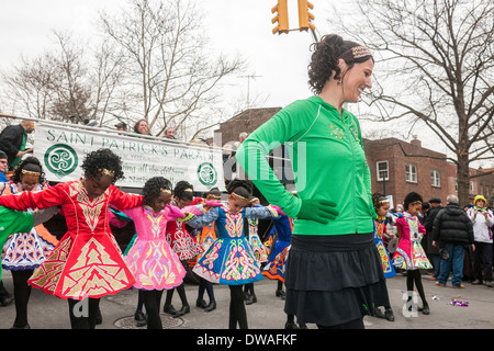 Multikulturelle Studenten führen ihre Irish Step Dancing Routinen am St. Patricks Day Parade in Queens in New York Stockfoto