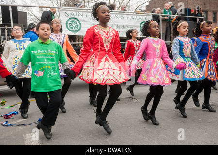 Multikulturelle Studenten führen ihre Irish Step Dancing Routinen am St. Patricks Day Parade in Queens in New York Stockfoto