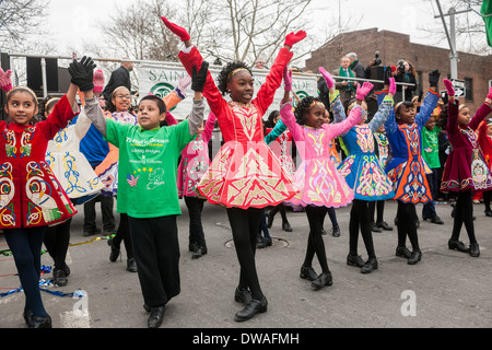 Multikulturelle Studenten führen ihre Irish Step Dancing Routinen am St. Patricks Day Parade in Queens in New York Stockfoto