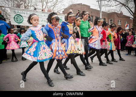 Multikulturelle Studenten führen ihre Irish Step Dancing Routinen am St. Patricks Day Parade in Queens in New York Stockfoto