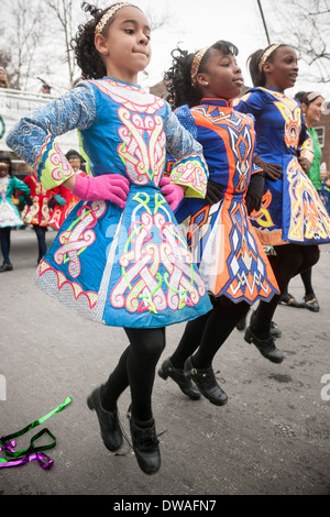 Multikulturelle Studenten führen ihre Irish Step Dancing Routinen am St. Patricks Day Parade in Queens in New York Stockfoto