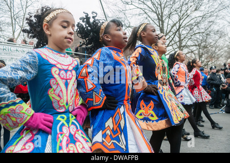 Multikulturelle Studenten führen ihre Irish Step Dancing Routinen am St. Patricks Day Parade in Queens in New York Stockfoto