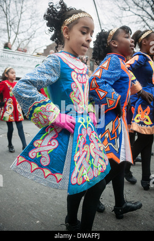 Multikulturelle Studenten führen ihre Irish Step Dancing Routinen am St. Patricks Day Parade in Queens in New York Stockfoto