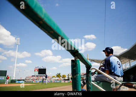 Fort Myers, Florida, USA. 4. März 2014. WILL VRAGOVIC | Zeiten. Tampa Bay Rays Recht Fielder Wil Myers (9) sitzt auf der Trainerbank im ersten Inning der Boston Red Sox gegen die Tampa Bay Rays Spring Training Spiel bei JetBlue Park in Fort Myers, Florida am Dienstag, März. 4, 2014. Die Strahlen schlagen die Red Sox 8 - 0. © Willen Vragovic/Tampa Bucht Times/ZUMAPRESS.com/Alamy Live-Nachrichten Stockfoto