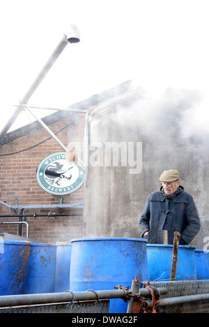 Ein Arbeiter bei er Wychwood Brewery in Oxfordshire. Stockfoto