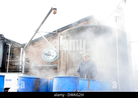 Ein Arbeiter bei er Wychwood Brewery in Oxfordshire. Stockfoto