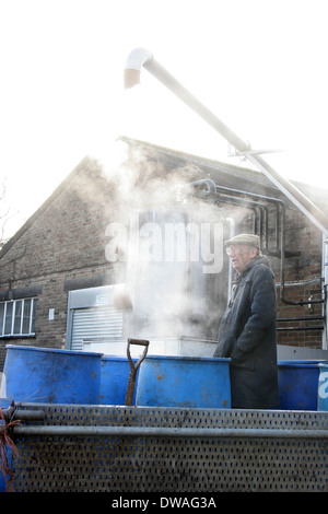 Ein Arbeiter bei er Wychwood Brewery in Oxfordshire. Stockfoto