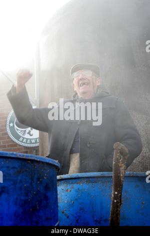 Ein Arbeiter bei er Wychwood Brewery in Oxfordshire. Stockfoto