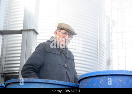 Ein Arbeiter bei er Wychwood Brewery in Oxfordshire. Stockfoto