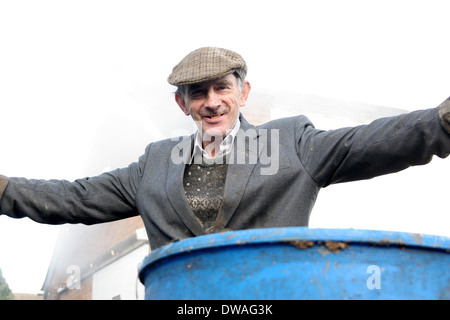 Ein Arbeiter bei er Wychwood Brewery in Oxfordshire. Stockfoto